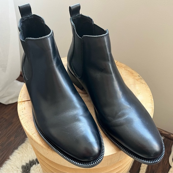 Bloomingdale's Other - Bloomingdale’s Luxury Leather black Chelsea boots - like new! Size 8.5 Men